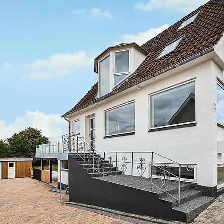 Σπίτι διακοπών 4 Bedroom Beautiful In *