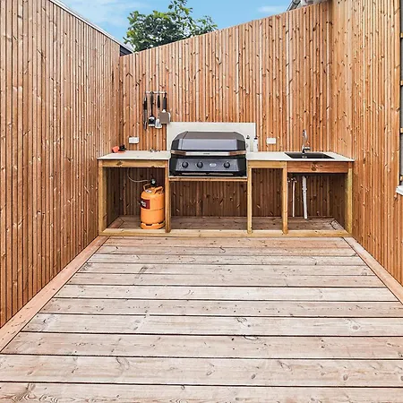 Σπίτι διακοπών 4 Bedroom Beautiful In *